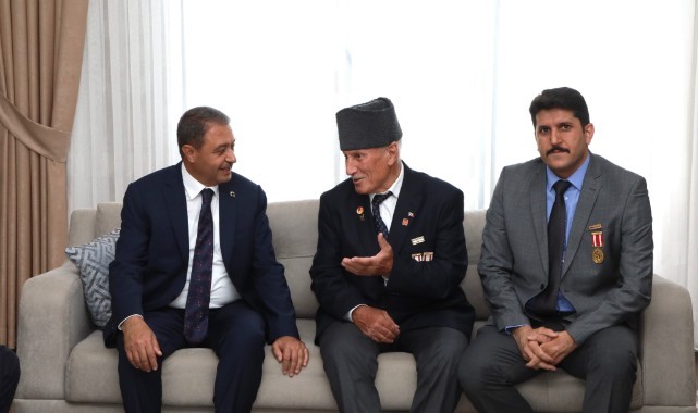 Vali Şıldak gazileri evinde ziyaret etti