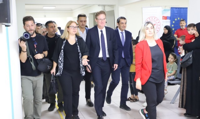 Büyükelçi Nikolaus Meyer-Landrut Göçmen Sağlığı Merkezine ziyarette bulundu (video)