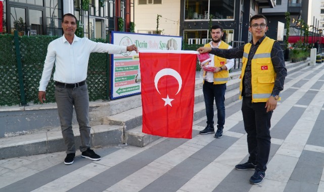 Haliliye belediyesi cumhuriyetin 100. yılında bayrak dağıttı (video)