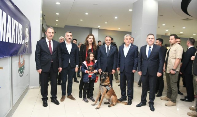 'İnsan olmak, mutluluğu silahsız paylaşmaktır' adlı filmin galası yoğun ilgi gördü