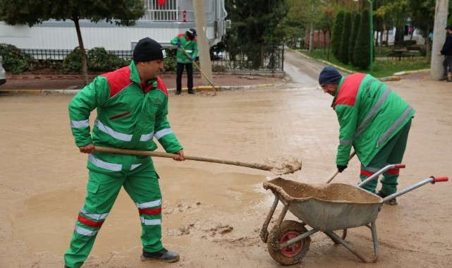 Karaköprü'de yağış sonrası çamurlu yollar temizleniyor (video)