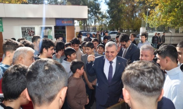 Beyazgül öğrencilerle buluşup eğitim seti hediye etti