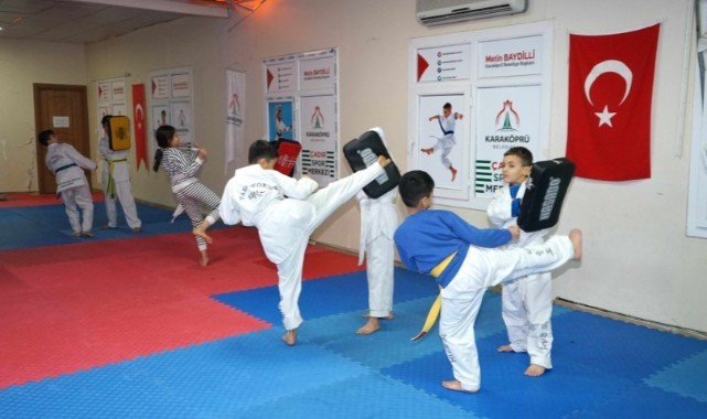 Karaköprü’de çocuklar zamanını spor kurslarında değerlendiriyor (Video)