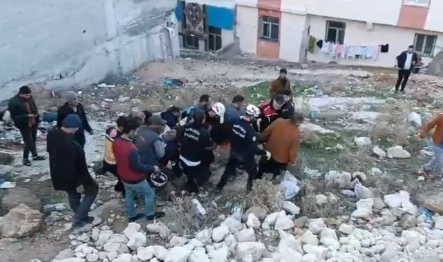Şanlıurfa'da devrilen beton mikserinde sıkışan sürücüyü itfaiye kurtardı (video)