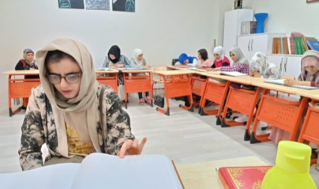 Kur’an-I Kerim'i parmak uçlarıyla hatim etti.