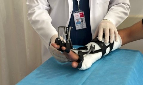 Bir yıldır felçli olan eli 3 saatte düzeldi (Video)