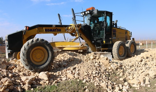 17 km’lik grup yolunda stabilize ve yol genişletme çalışmalarını sürüyor (video)