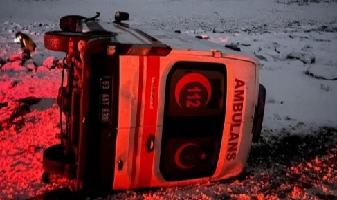 Siverek'te kar yağışı nedeniyle ambulans şarampole devrildi