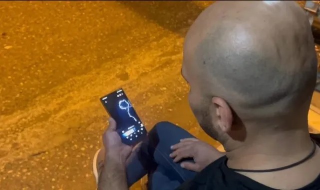 Ceylanpınar'da Yıldırım Elektrik Direğine Çarptı, O An Cep Telefonuna Yansıdı