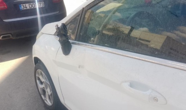 Şanlıurfa'da Kimliği Belirsiz Şahıs, Park Halindeki Aracın Ayna ve Kaportasını Tekmeleyerek Zarar Verdi