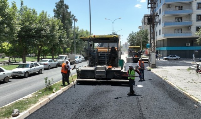 Sıcak Asfaltla Yenilenen 28 Mart Caddesi, Viranşehir’in Trafiğine Nefes Aldıracak