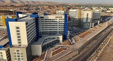 İlimizde yapımı devam eden 1700 yataklı Şehir Hastanesi’nin inşaatı sürmektedir ve bu aşamada herhangi bir personel alımı söz konusu değildir.