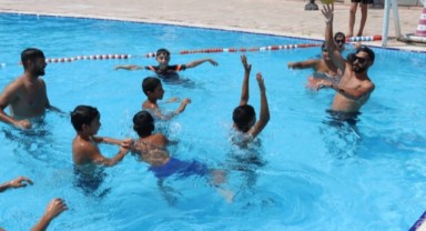 Şanlıurfa Büyükşehir’in Havuzlarında Su Topu Heyecanı