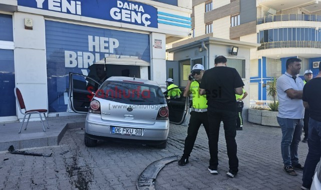 Şanlıurfa'da Virajı Alamayan Sürücü AK Parti İl Binasına Çarptı: 3 Yaralı