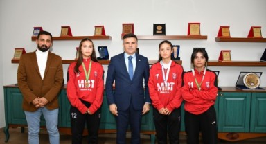 Tarih Yazdılar! Suruç’un Genç Kız Hokey Takımı Zirveye Çıktı!