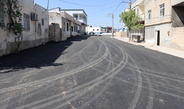 Hilvan’da İki Cadde Sıcak Asfaltla Yenilendi