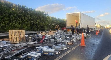 Şanlıurfa’da Akü Yüklü TIR Kaza Yaptı: Aküler Yola Savruldu