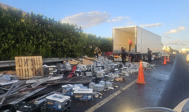 Şanlıurfa’da Akü Yüklü TIR Kaza Yaptı: Aküler Yola Savruldu