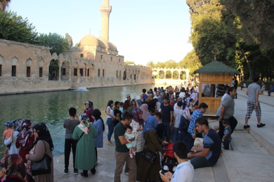 Hafta sonunda binlerce kişi Balıklıgöl’e akın etti
