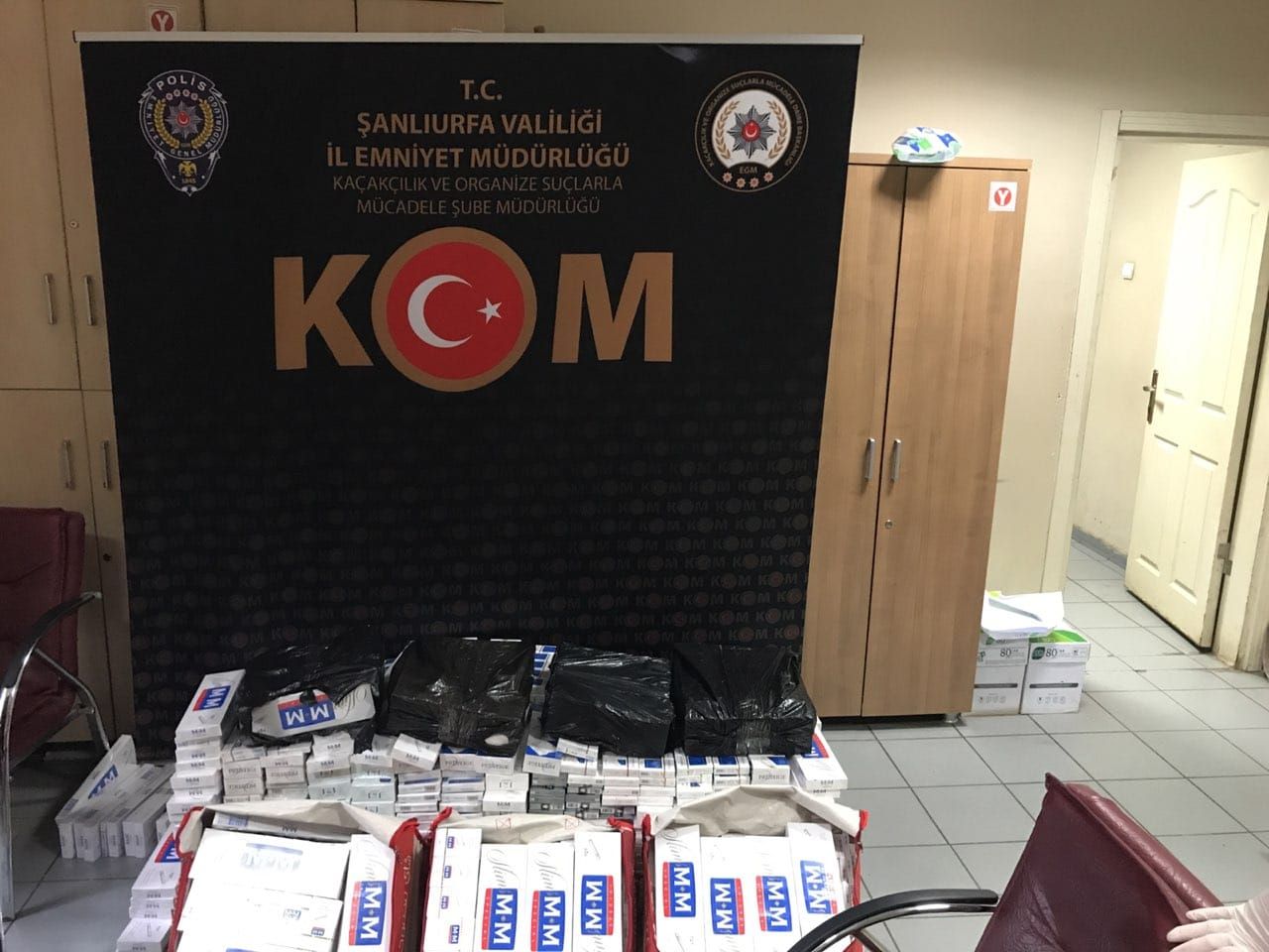 Ş.Urfa'da 5 bin 100 paket gümrük kaçağı sigara ele geçirildi.
