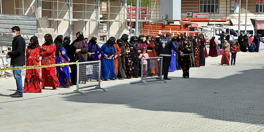Sosyal mesafe ihlali PTT’yi kapattırdı